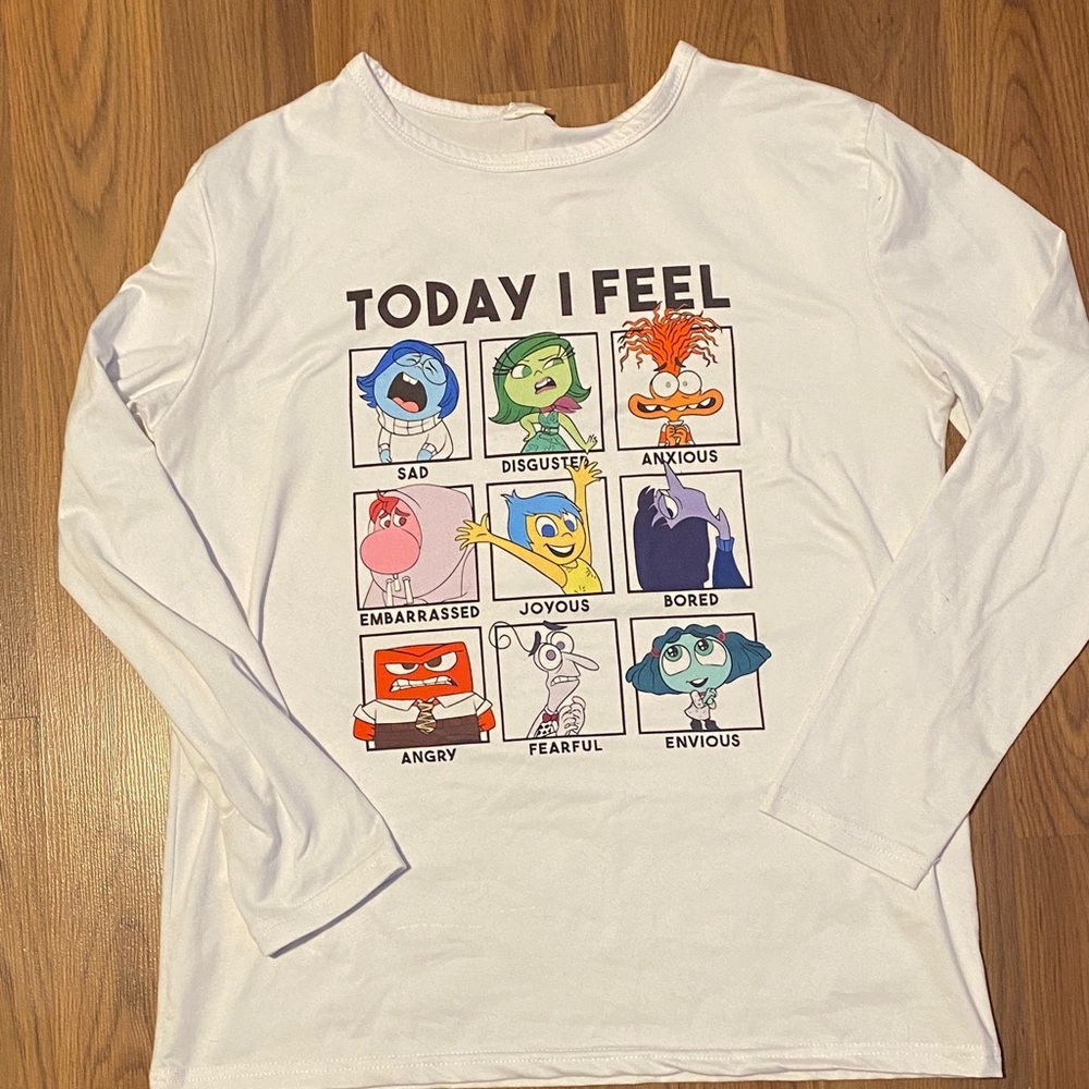 ✨8/$10. Inside out emotions shirt. Size M